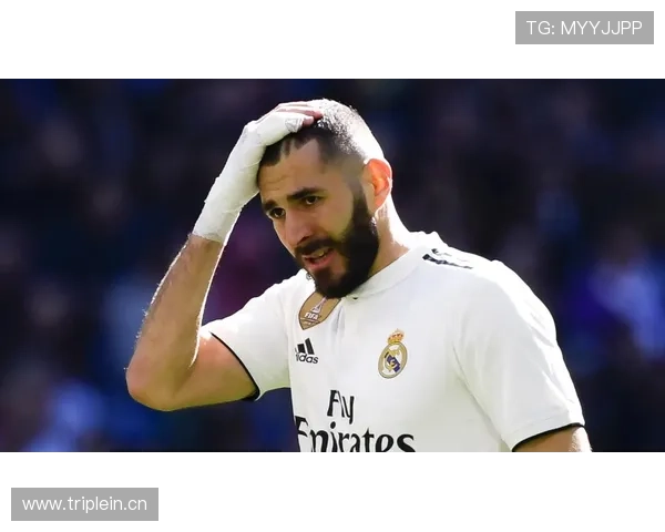 本泽马国家队地位争议：战术适配与大赛表现如何影响其定位