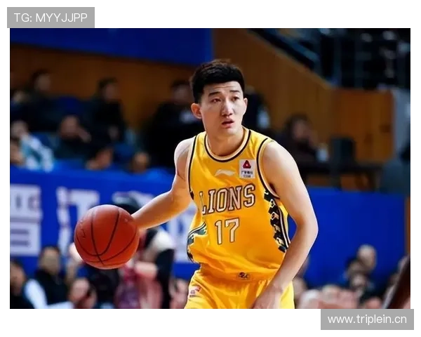 孙铭徽训练完直接拎两袋蛋白粉去接娃，这爹当的比他抢断还猛