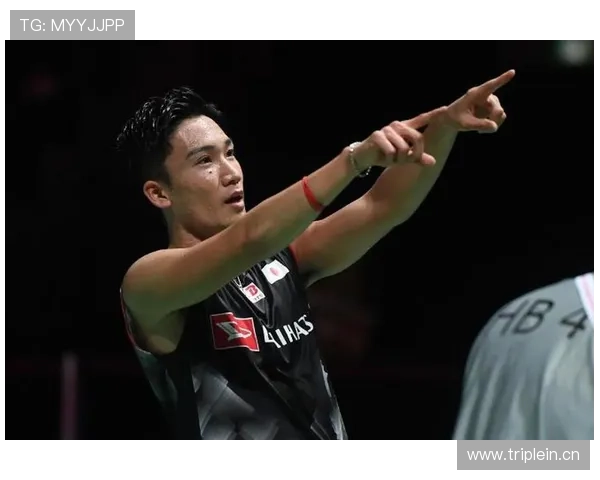 桃田贤斗去买奶茶排队，一身运动装豪气得不像运动员了！